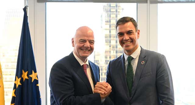 Cuando Víctor Francos hizo una pausa en la reunión de Valencia… Pedro Sánchez presumió de candidatura mundialista en Nueva York