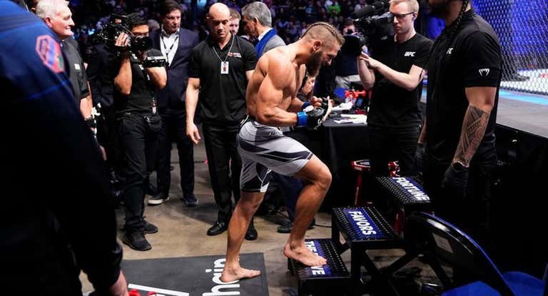 Rafael Fiziev entra en la jaula para su último combate.
