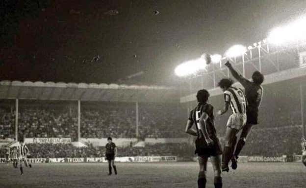Satrústegui salta ante Ivano Bordon, durante el Real Sociedad-Inter de la 79-80.