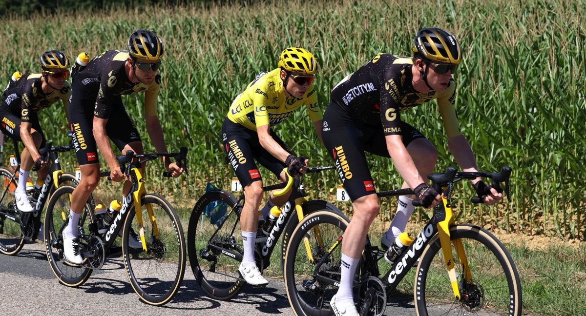 Van Hooydonck, a la derecha, lidera el grupo de Jonas Vingegaard en el pasado Tour de Francia.