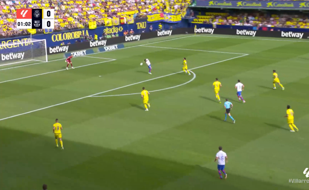 Gündogan intentando controlar la pelota.  WYSCOUT