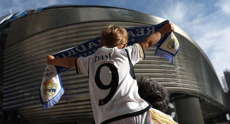 Un joven aficionado en los alrededores del Santiago Bernabéu.