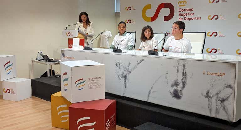 Inés Collado, Deliber Rodríguez y Guillermo Gracia, en la presentación de la nueva identidad gráfica de FEDDI.