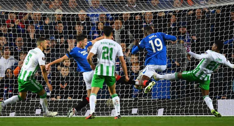 Entre Davies y Sima anotan el gol del Rangers tras varios rebotes en el área.