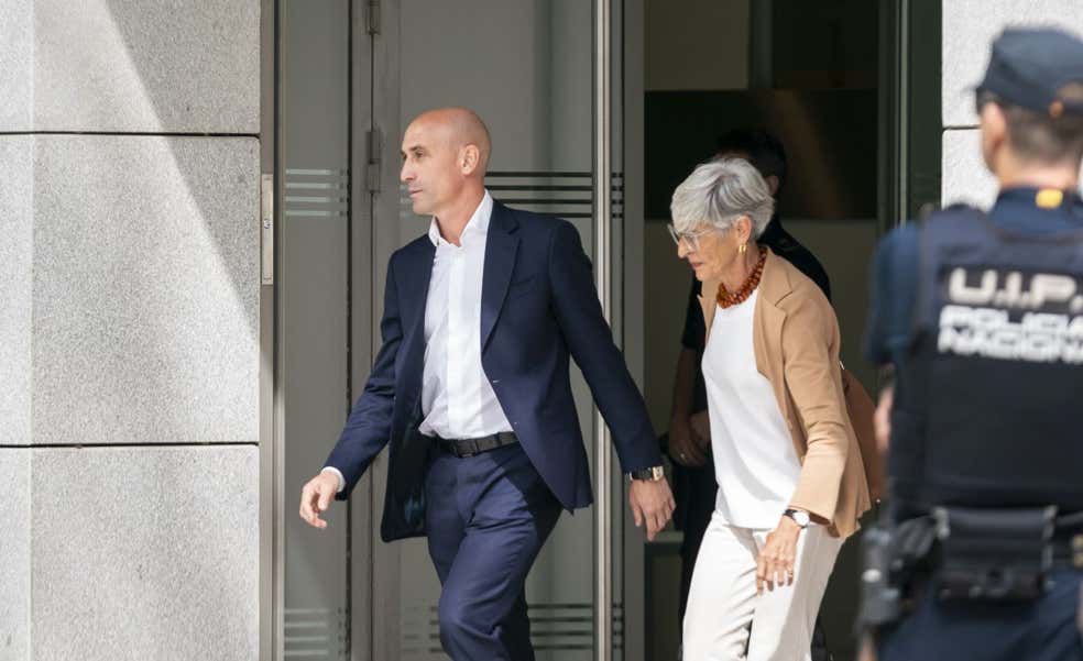 La defensa de Luis Rubiales solicita al juez que cuatro empleados de la RFEF declaren como testigos