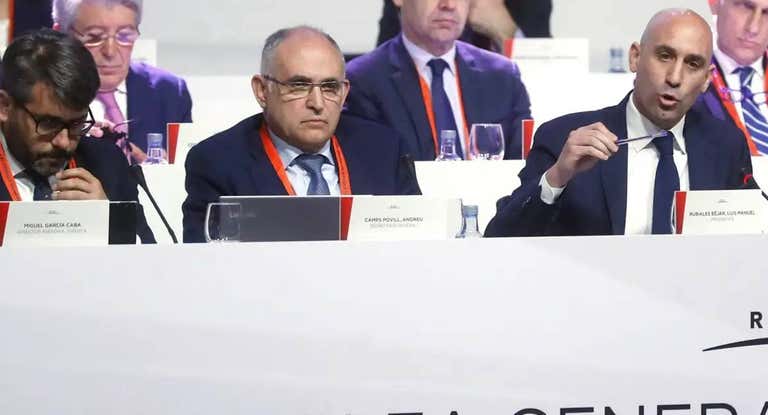 Miguel García Caba, a la izquierda, con Andreu Camps y Luis Rubiales durante una Asamblea de la Federación.