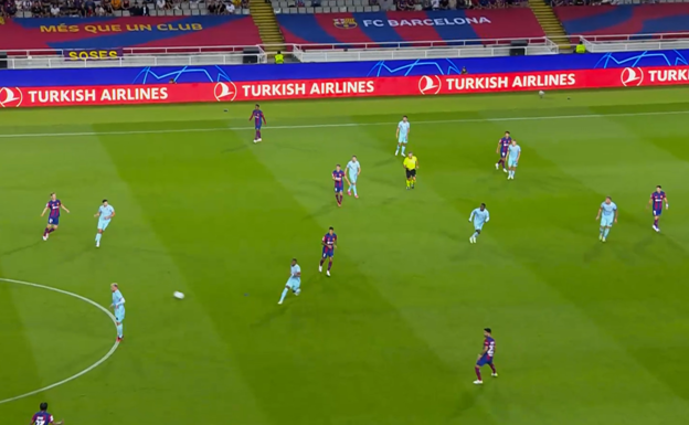 Antes de recibir, Gúndogan gira su cabeza hacia su izquierda para ver que no haya ningún rival que le salte.  WYSCOUT