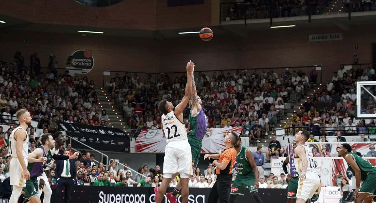 Salto inicial en la final de la Supercopa entre Real Madrid y Unicaja.