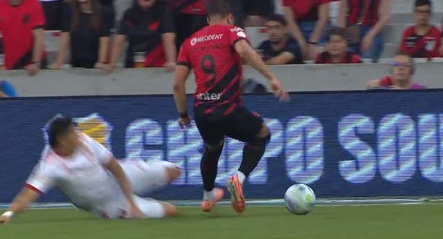 Vitor Roque se rompe los ligamentos del tobillo, pero no pasará por quirófano