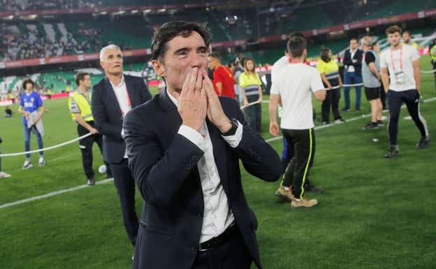 Marcelino festeja la Copa conquistada con el Valencia. Su segundo, Rubén Uría, de fondo. REUTERS