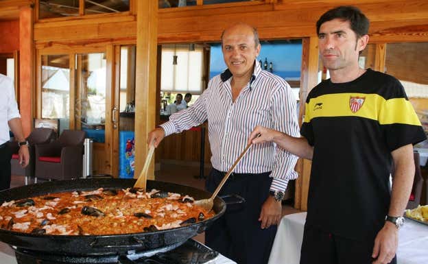 Marcelino y José María del Nido, en la pretemporada del Sevilla en Costa Ballena, año 2011.  PACO MARTÍN