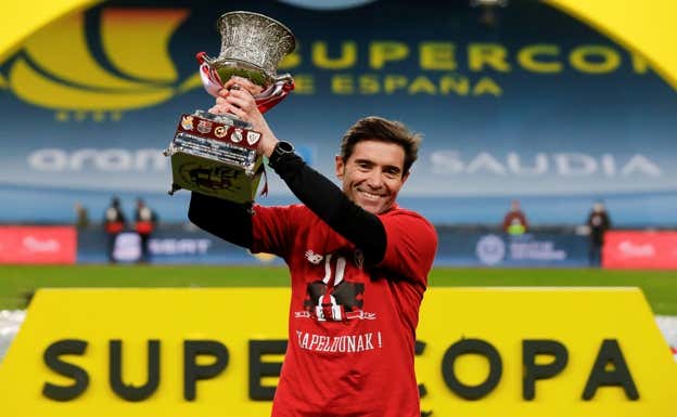 Marcelino levanta al cielo la Supercopa lograda con el Athletic. EFE