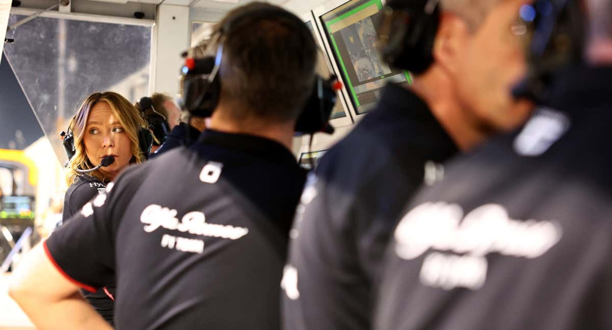 Ruth Buscombe, ingeniera jefa de estrategia de Sauber F1, durante un Gran Premio de 2023.