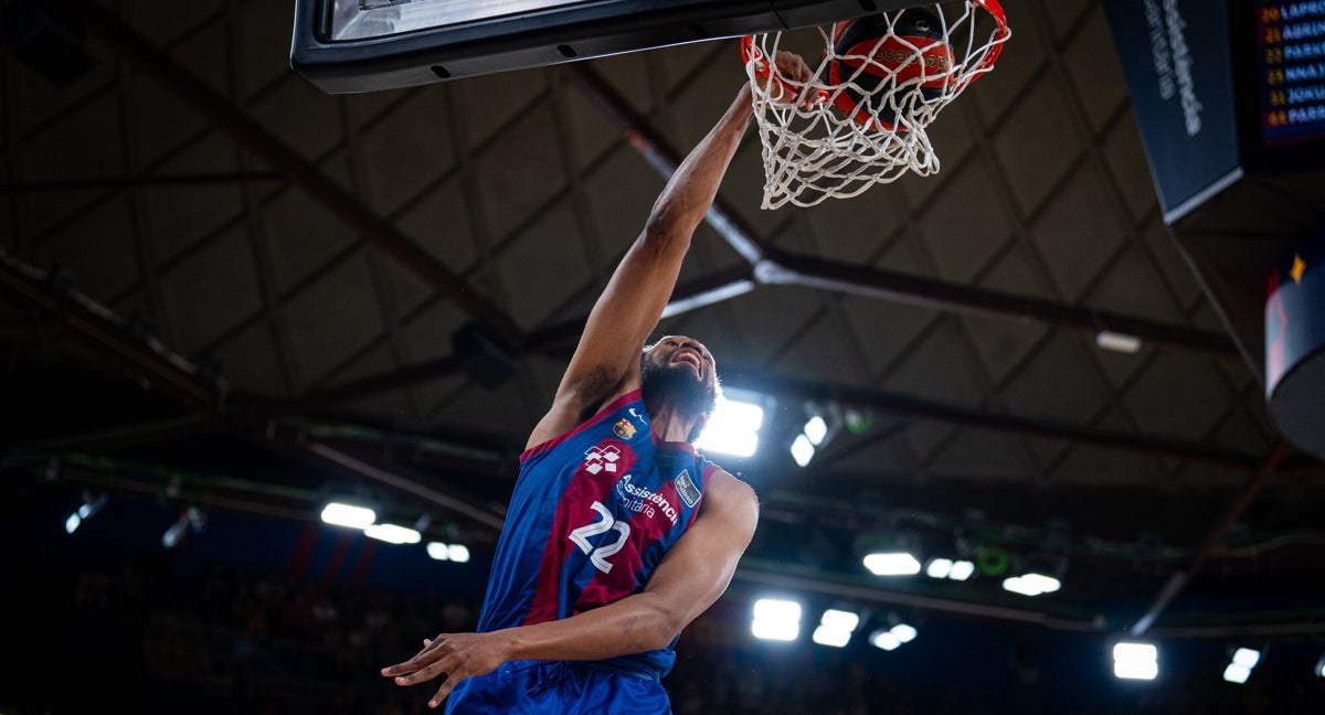 Jabari Parker machaca el aro durante la victoria del Barça ante el Joventut Badalona
