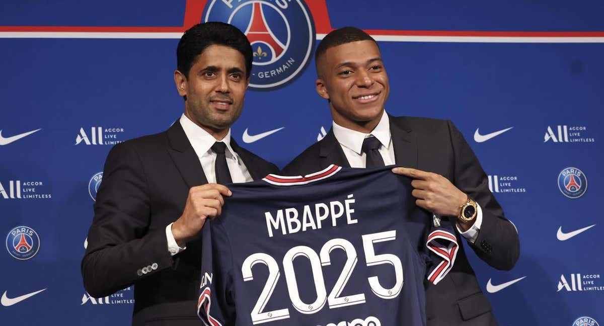 Mbappé y Al-Khelaifi en el acto de renovación del francés.