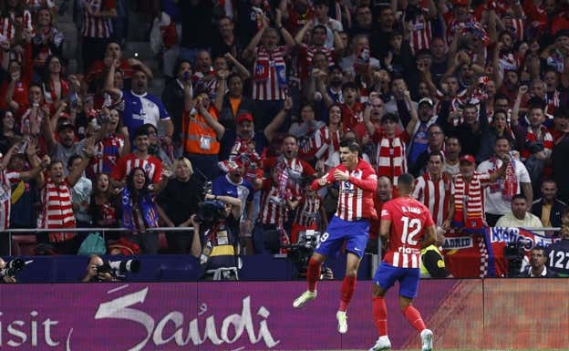 Morata festejó el primer gol del partido por todo lo alto.  EFE