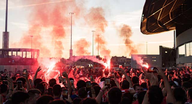 La tía de la niña fan de Vinicius insultada y amenazada en el Metropolitano: «Le gritaban ‘negra de mierda’, ‘te vamos a matar’»