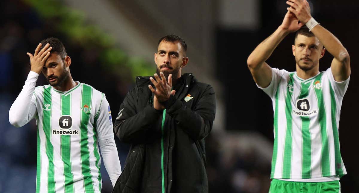 Borja Iglesias, entre Willian José y Guido, tras el partido en Glasgow./Reuters