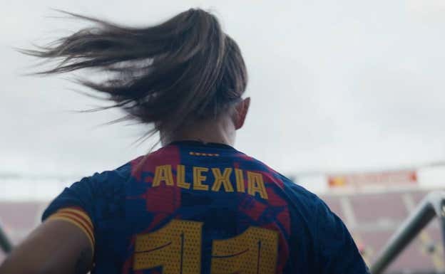 Alexia Putellas salta al Camp Nou. AMAZON