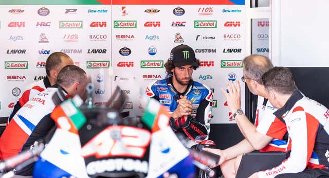 Álex Rins recibe el apto de los médicos, viaja a Japón, pero su participación en el Gran Premio no es segura