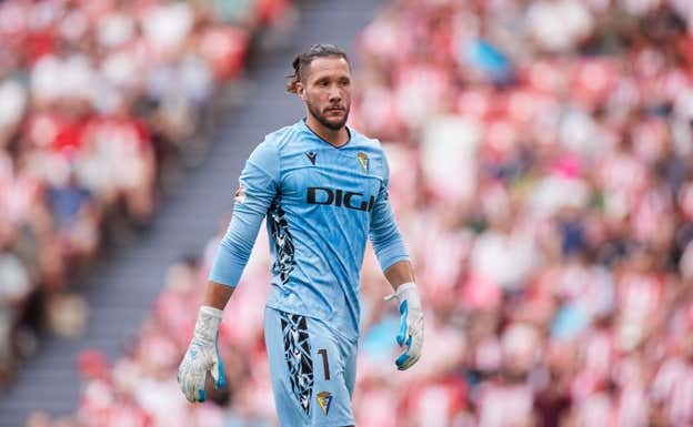 Ledesma, durante un partico con el Cádiz esta temporada.  EFE
