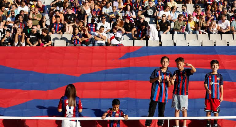 Los aficionados del Barça son conocidos universalmente como culés.
