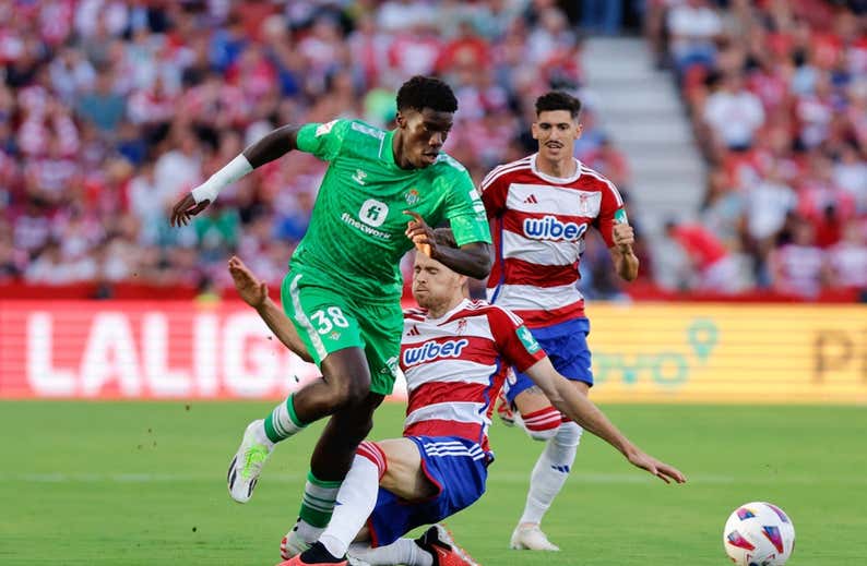 Ni el volcán Assane Diao alegra la vida al Betis ante el irreverente Bryan
