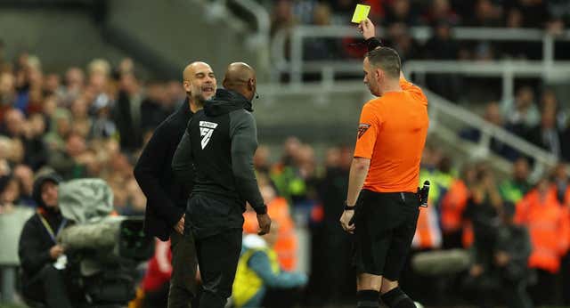 Isak echa al City de la Carabao Cup… ¡y Guardiola se encara con el árbitro!