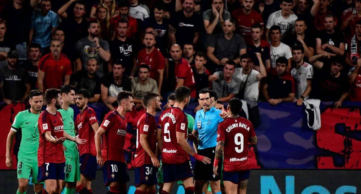 Martínez Munuera discute con los jugadores de Osasuna./AFP