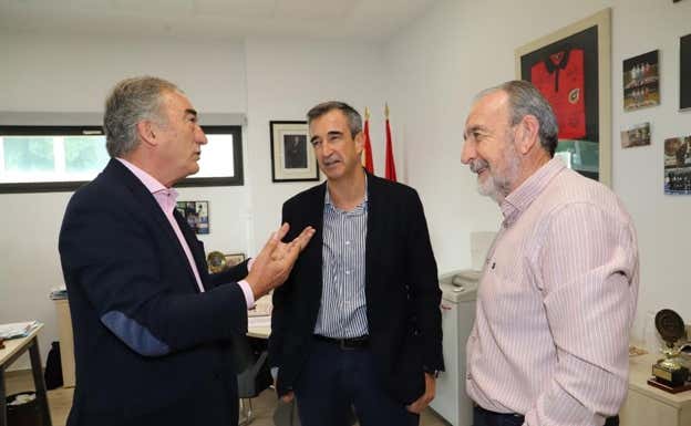 Javier Lozano se reunió con Paco Díez y Roberto Gracia en la sede de la Federación Madrileña de Fútbol.  RELEVO