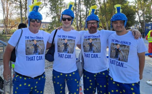 Aficionados británicos apoyando a Luke Donald.  RELEVO