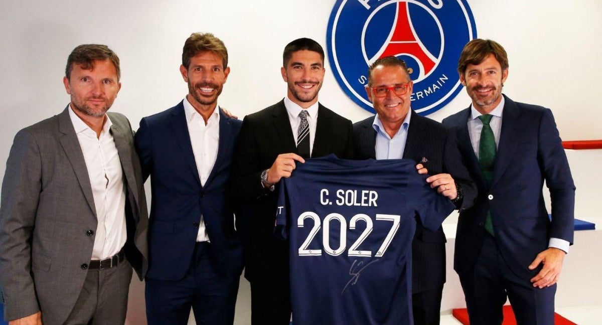 Carlos Soler junto a Rodri Baster y trabajadores de Promoesport.