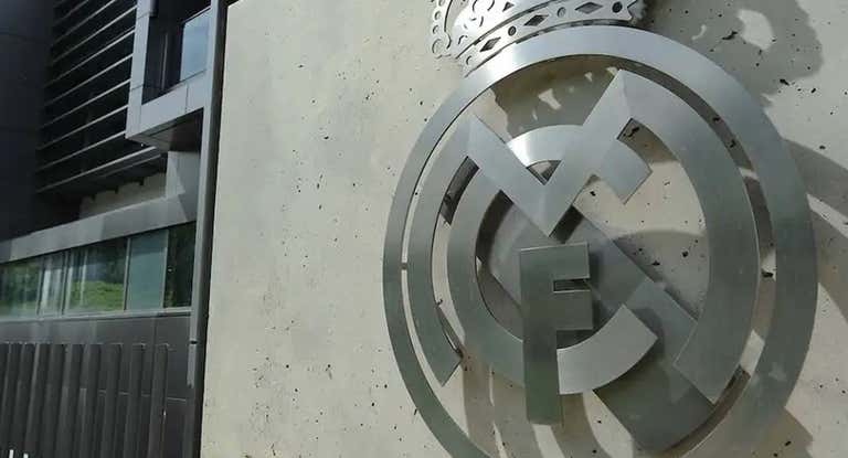 Escudo del Real Madrid en Valdebebas.