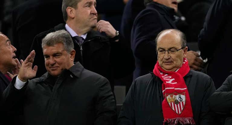 Laporta junto a Pepe Castro en el palco.