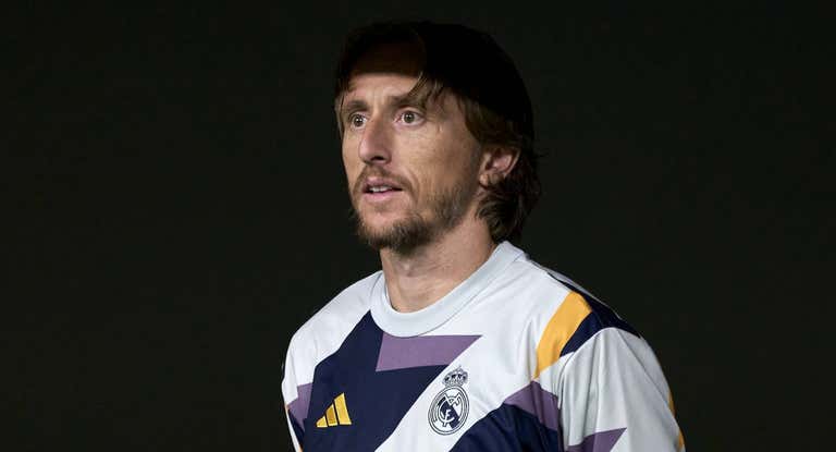 Luka Modric, suplente durante un partido con el Real Madrid.