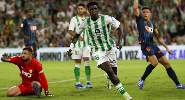 El Betis se pone serio para llevarse un partido para adultos… y Assane