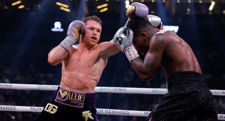 Canelo Álvarez golpea a Jermell Charlo durante su combate en Las Vegas.