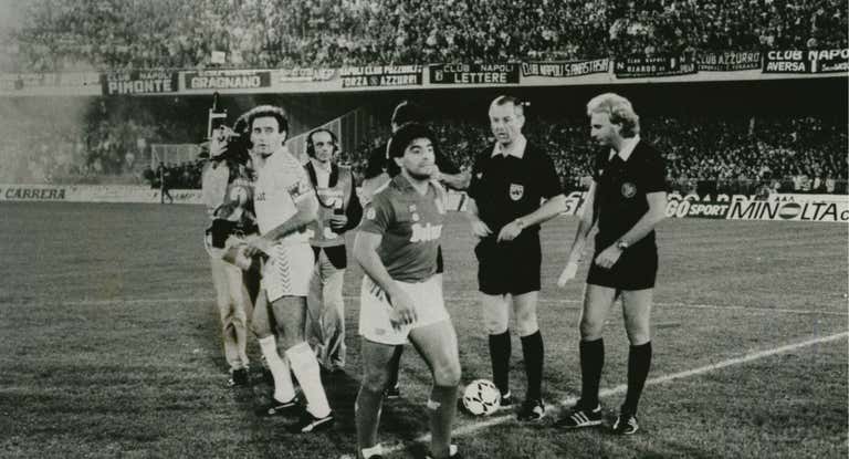 Maradona y Gallego, en el saludo protocolario antes del Nápoles-Real Madrid de 1987.