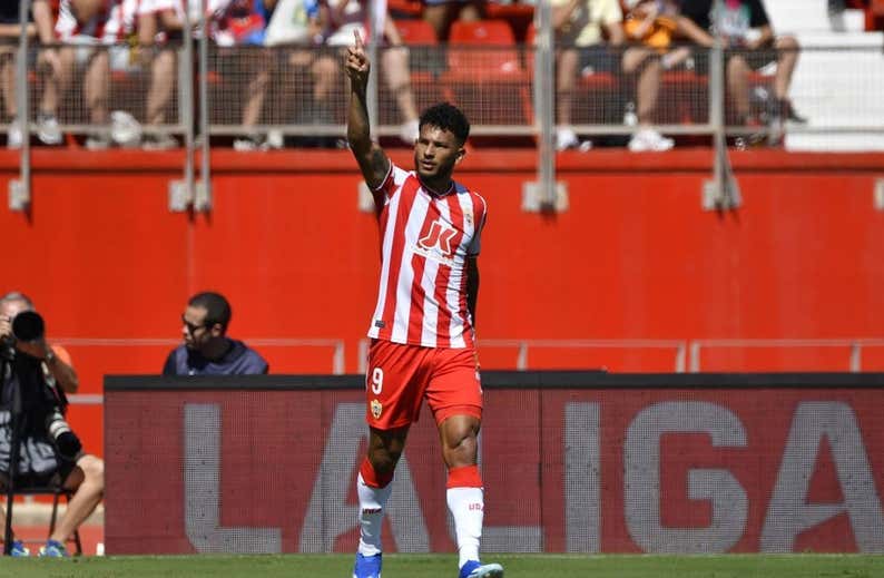 Luis Suárez marca un hat-trick en cinco minutos, su equipo no gana y se retira en camilla lesionado