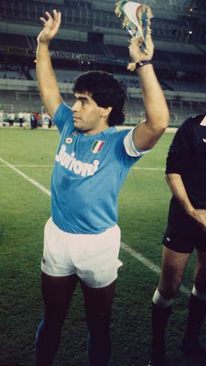 Maradona saluda a un Bernabéu vacío en el primer partido de la eliminatoria.