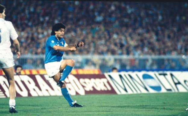 Diego Maradona golpea el balón en aquel Nápoles-Real Madrid de la Copa de Europa de 1987.  Europa Press