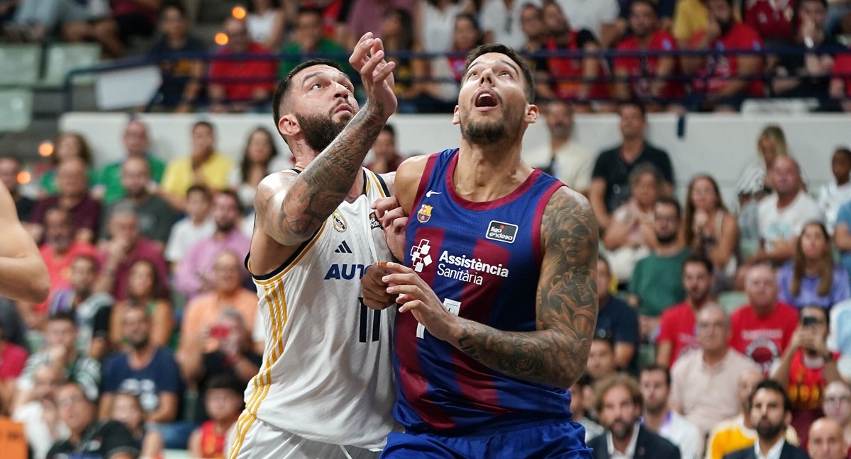 Vincent Poirier y Willy Hernangómez pelean un rebote durante la Supercopa Endesa