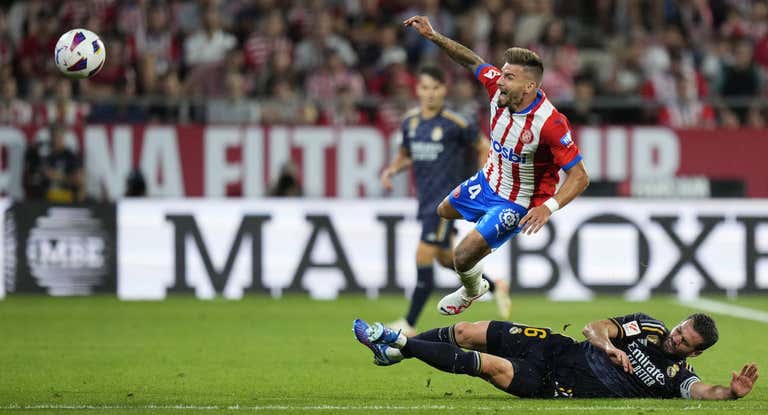 Portu recibe una dura entrada de Nacho.