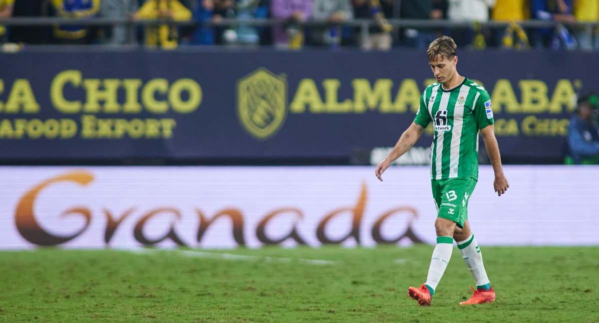 Canales, camino de vestuarios tras ser expulsado por Mateu Lahoz.