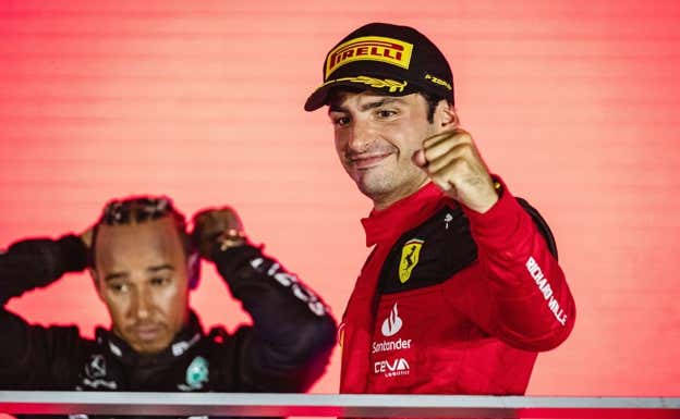 Carlos Sainz celebra la victoria en Singapur. EFE