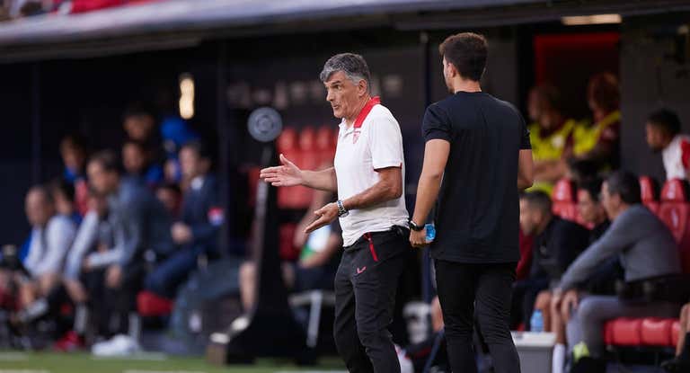 Mendilibar, en un partido con el Sevilla.