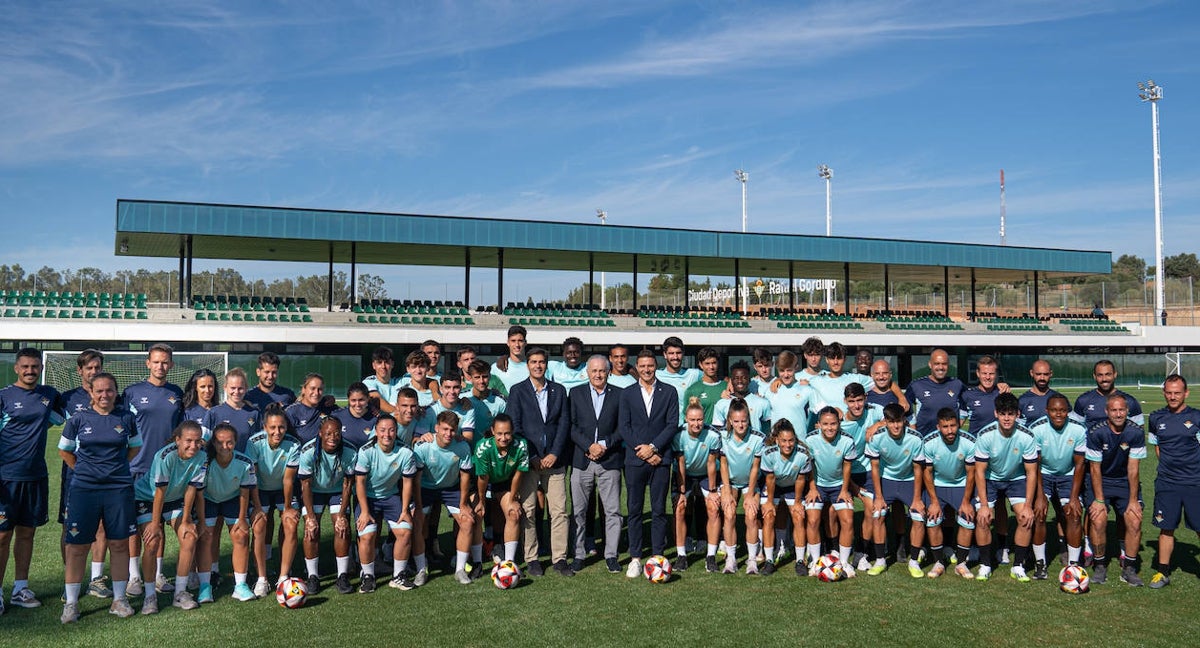 Haro, Gordillo y Joaquín posan junto al Betis Deportivo y el Betis Féminas.
