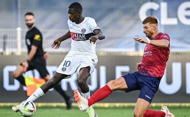 Dembélé, en una acción contra el Clermont. AFP