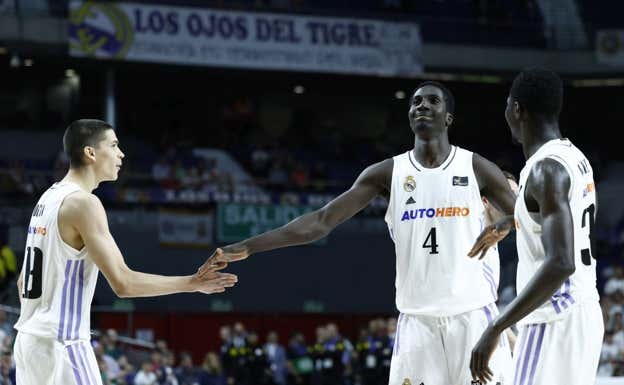Egor, Ismaila y Ndiaye, la pasada temporada durante el debut de los dos primeros.  ACB PHOTO/M. JIMÉNEZ