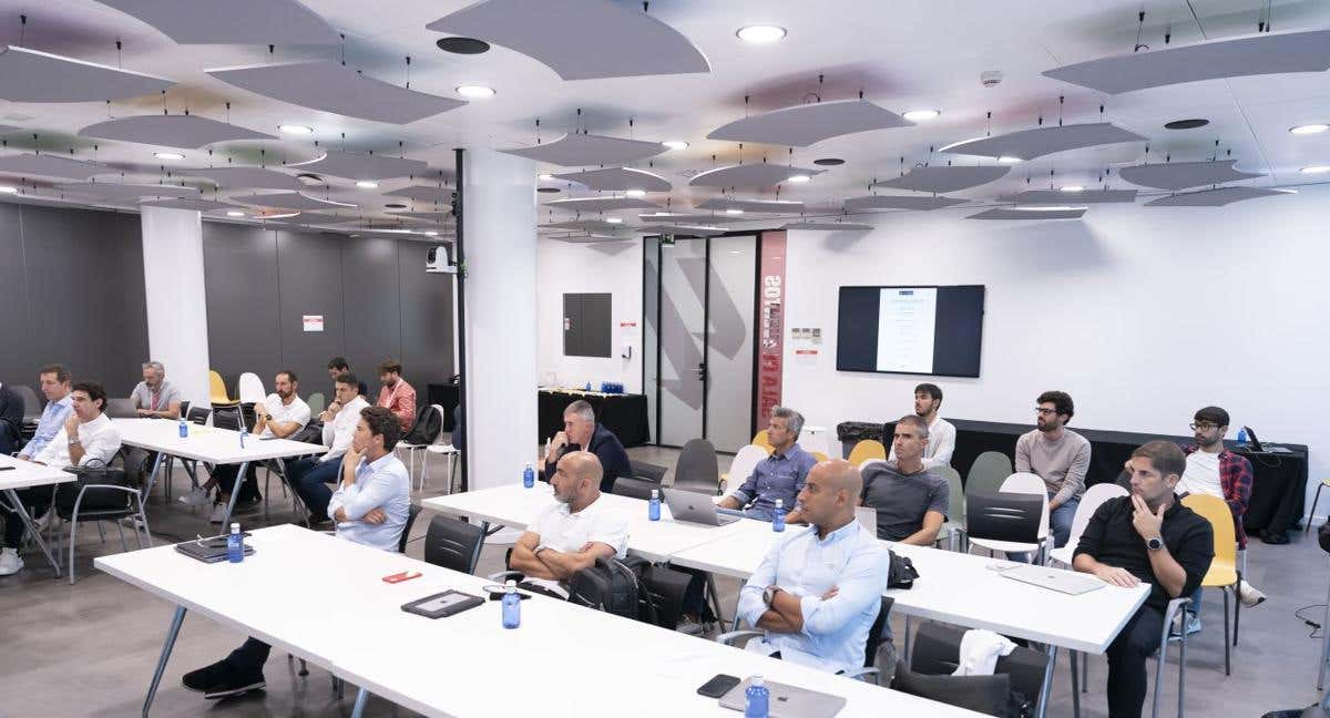 Varios entrenadores en paro participando en el proyecto piloto de mediacoach: Ribi, Abelardo, Karanka, Robert Moreno...